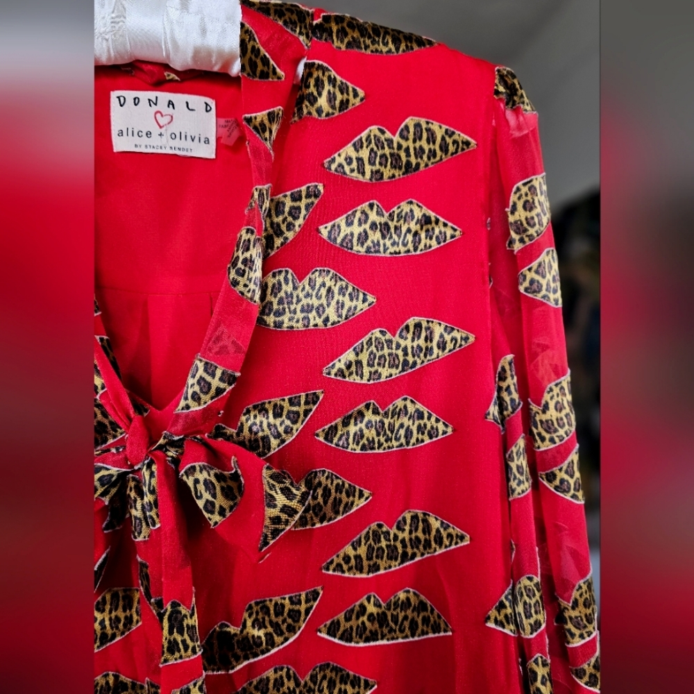 Alice + Olivia x Donald Robertson Sheila Leopard Lip Print Blouse NWOT - Picture 4 of 10